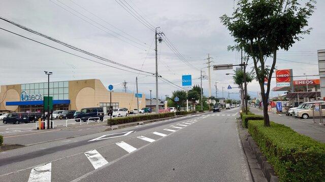 スーパーなど郊外店が並ぶ生活道路