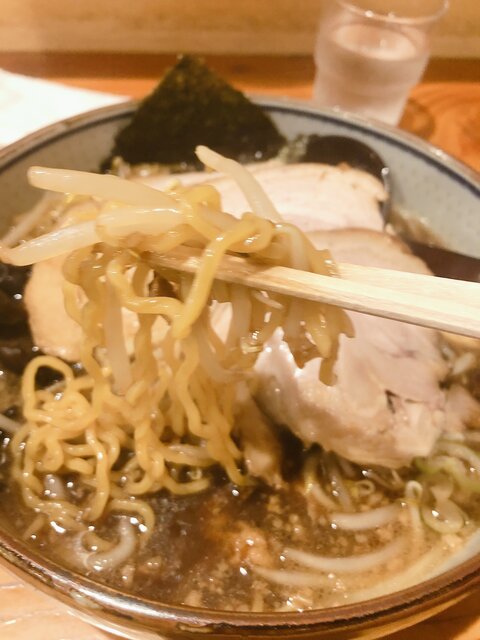 麺は札幌ラーメンのスタンダード、ちぢれ麺