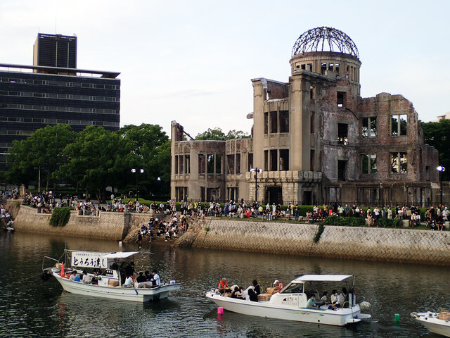 8月6日平和記念公園 とうろう流し