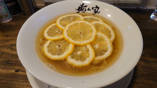 スープが見えないほどレモンが並ぶ!