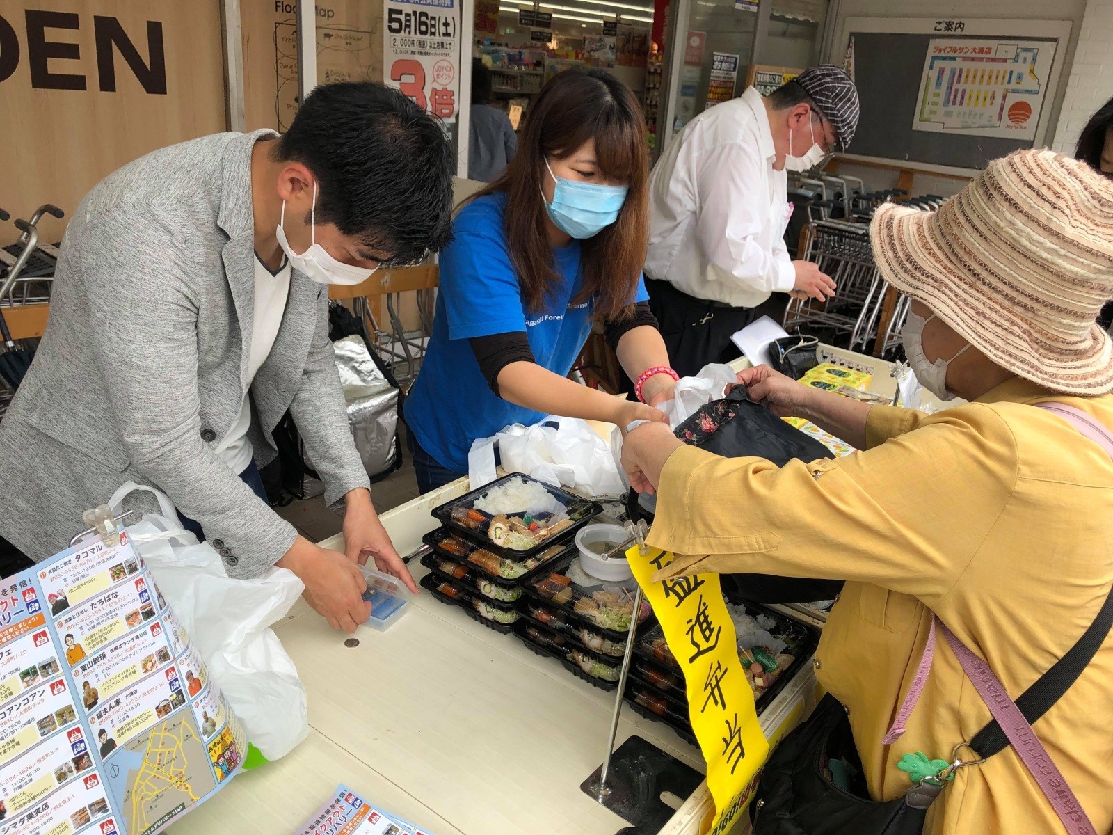地域のスーパーで周辺店舗のテイクアウト商品販売会を実施