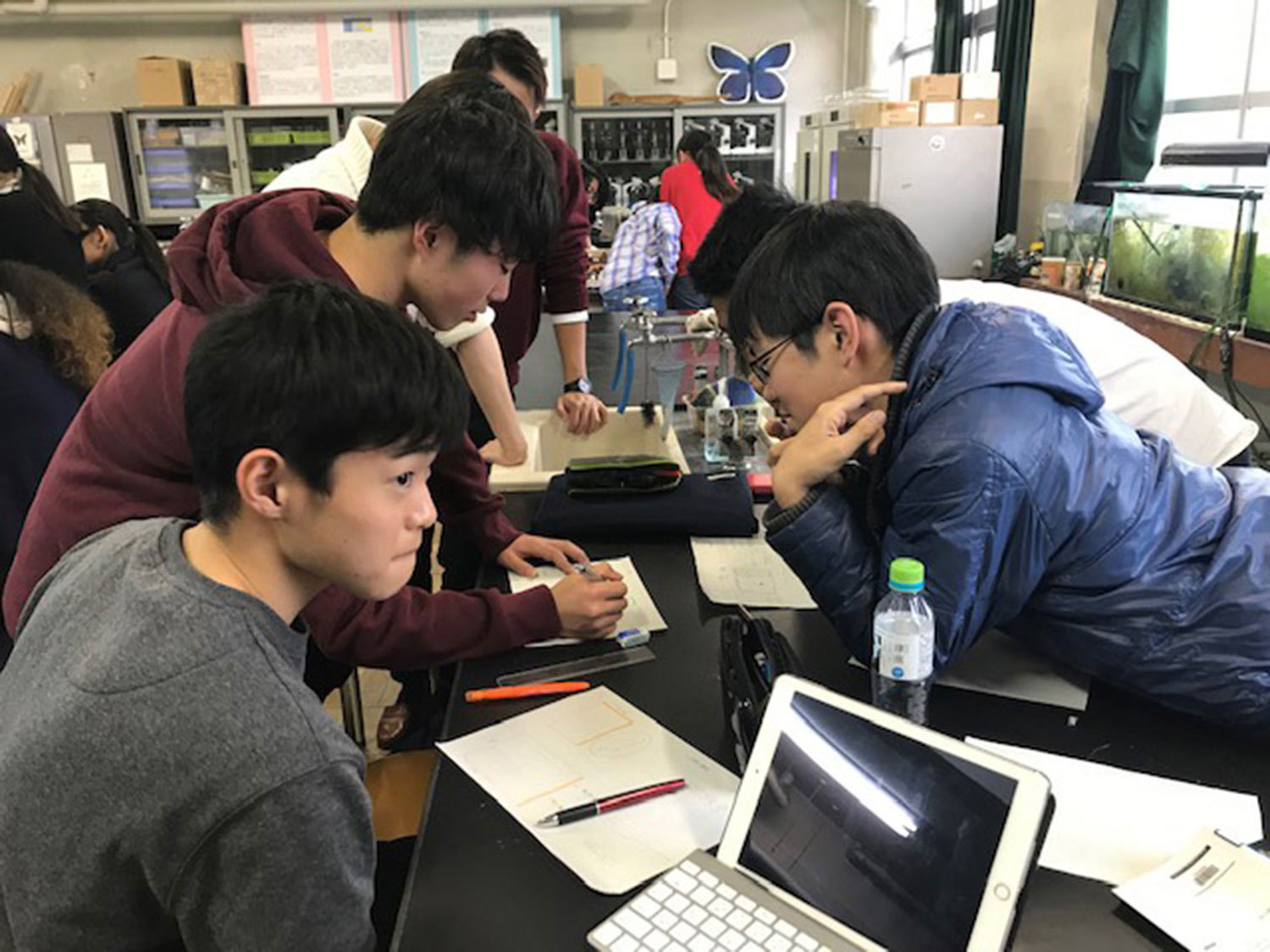 「やりたい」で集まった18校(約100名)の生徒たちと、「アースデイ東京」に出展するための打ち合わせ風景。