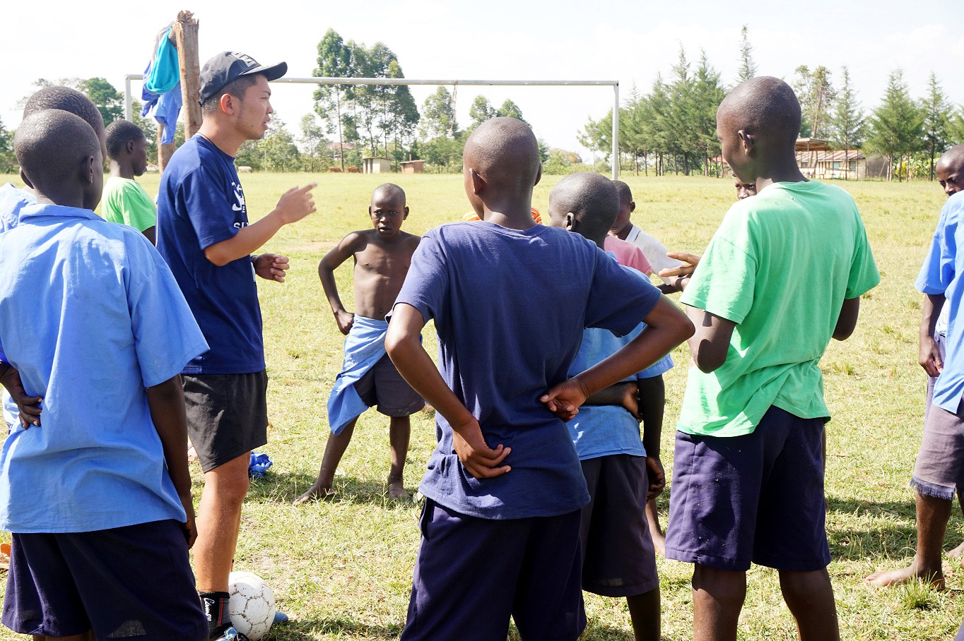 赴任地のカカメガ更生学校でサッカー部の指導をする小池庸介さん。裸足で練習をする生徒がほとんどだ。