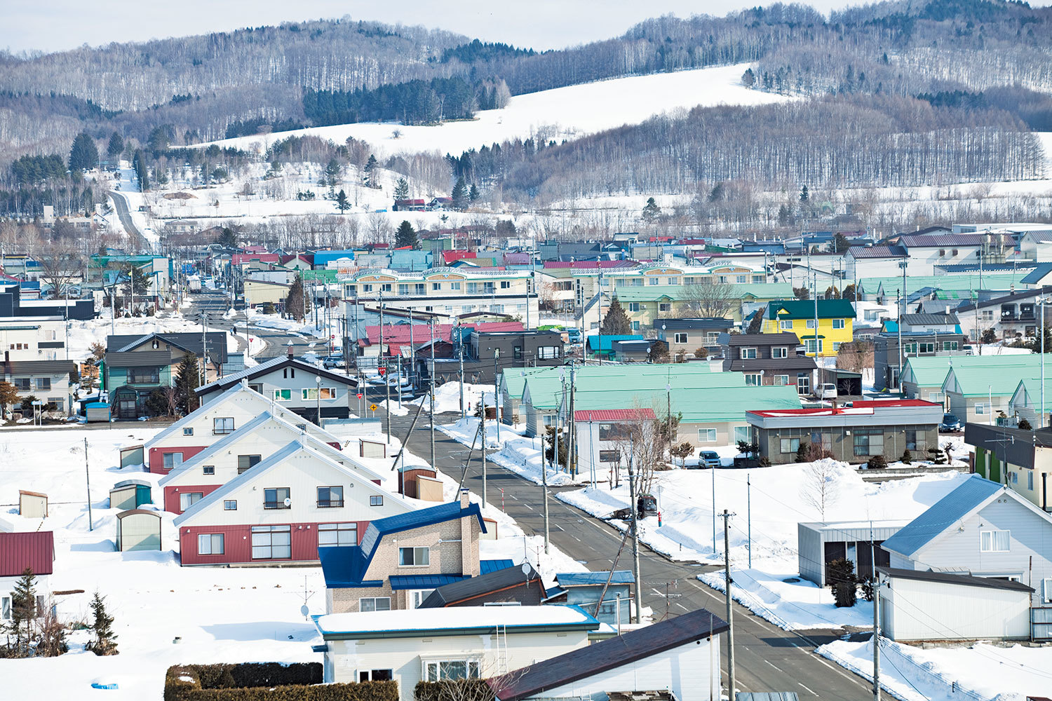 なだらかな山に囲まれた、人口約3300人の下川町。SDGsに限らず、これまでにもさまざまな取り組みを行ってきた。