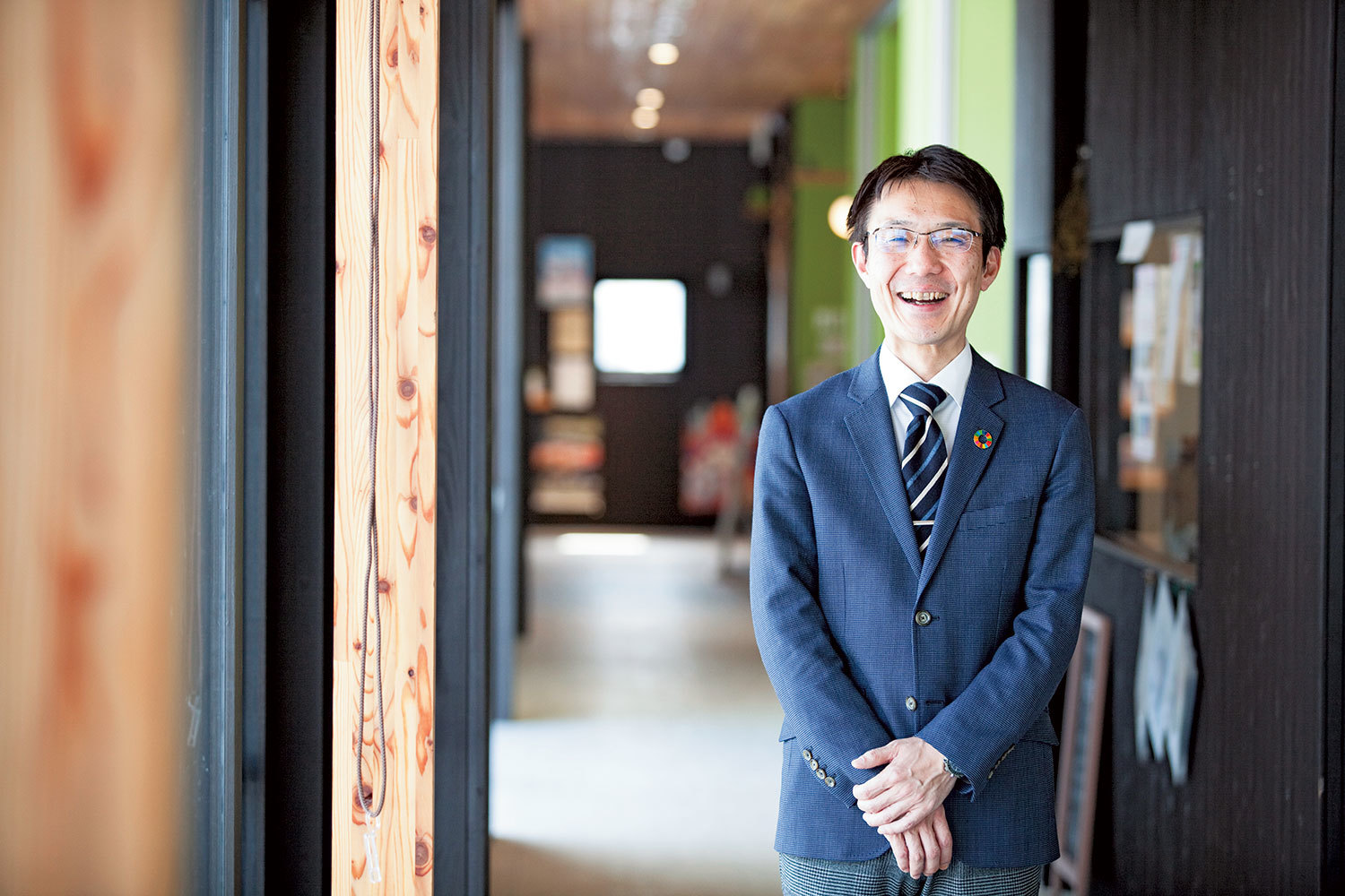 SDGsを推進する下川町政策推進課の蓑島さん。胸には国連のSDGsのバッジが。下川町独自のバッジも今、下川産の木で製作中だそうだ。