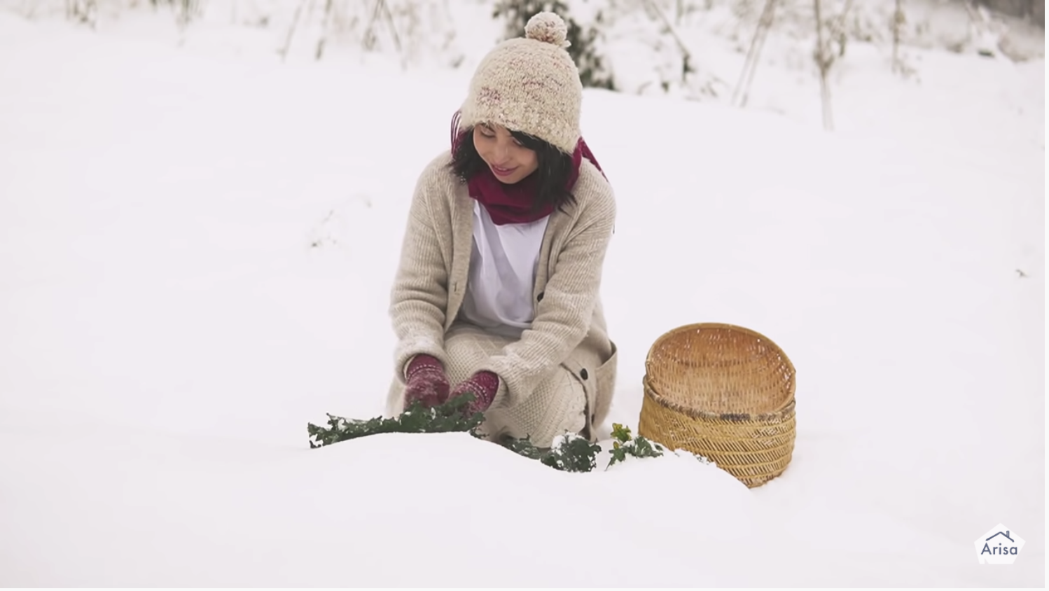 YouTubeチャンネルの動画「【雪国手料理】天然冷蔵庫が甘くした雪下南瓜のサラダと秋鮭のケール包み|ASMR」のシーンにて
