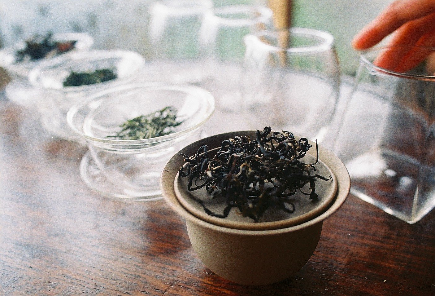 並ぶ茶器と茶葉