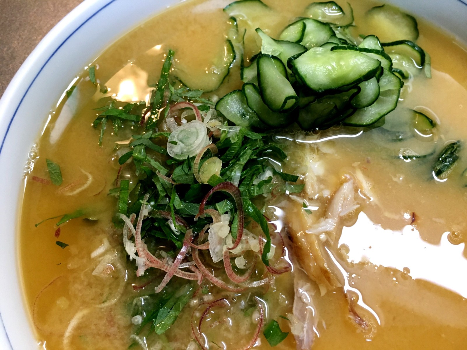 味噌を出汁で溶き、薬味を加える