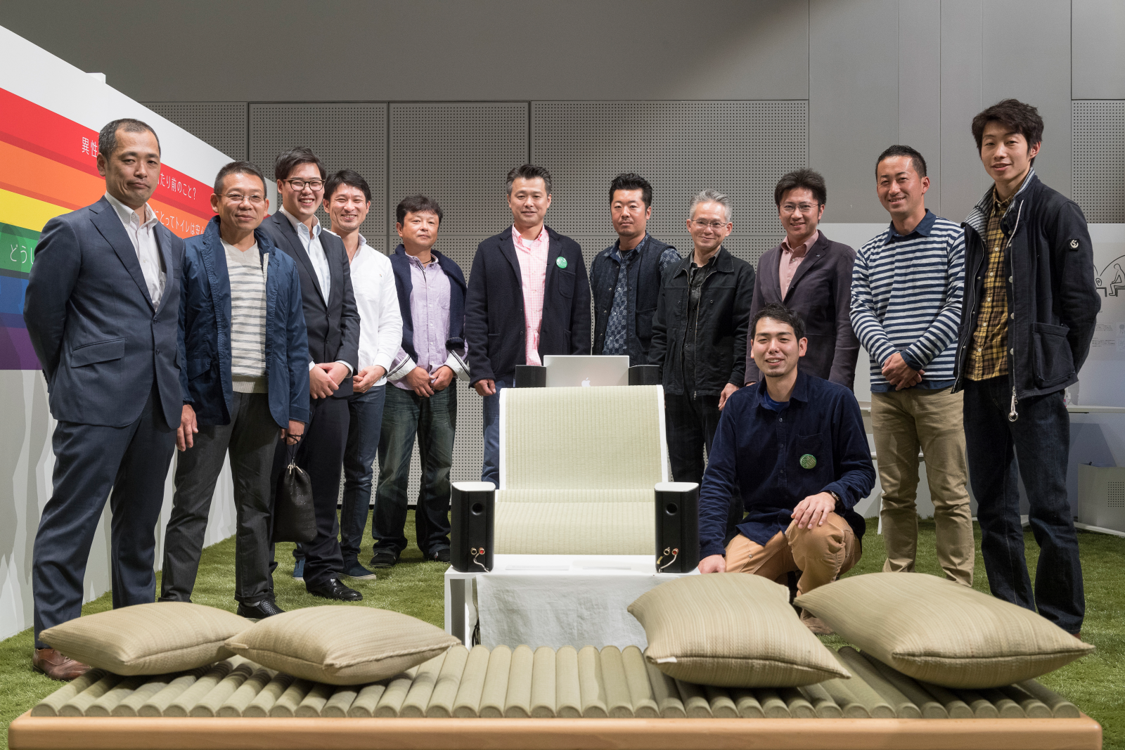 「LINK OF LIFE エイジングは未来だ 展」初日に来場した『畳屋道場』のメンバーは後列右から、『ミソノ畳店』小野寺和希さん(岩手県)、『大島畳工業』大島一行さん(栃木県)、『秋山畳工店』秋山哲也さん(群馬県)、『橋本畳店』橋本徹さん(神奈川県)、『齋藤畳店』齋藤直人さん(宮城県)、『畳屋道場』鏡芳昭さん(山形県)、『大野畳店』君島祐一さん(栃木県)、『中島タタミ店』中島拓也さん(鹿児島県)、横内順平さん(東京都)、『海老名畳店』吉野裕一さん(神奈川県)、『尾山畳店』尾山幸功さん(大阪府)。右手前は尾形さん。