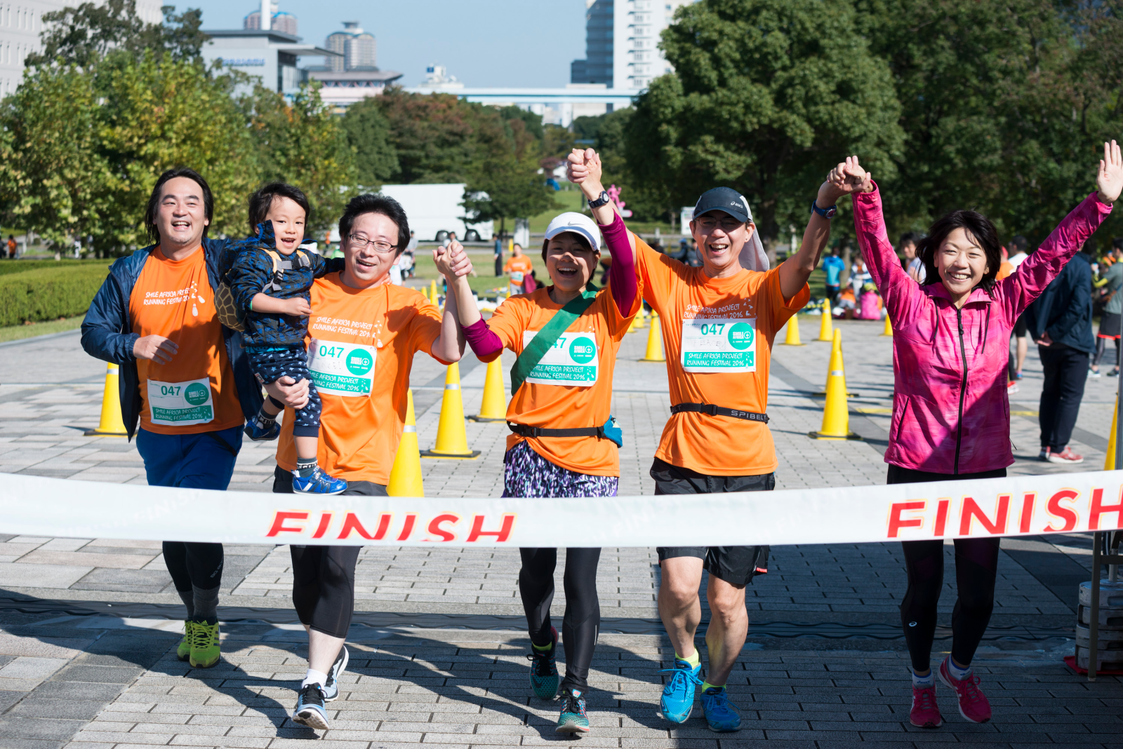 3時間を走り終え、最後はチームのみんなでゴールをする。高橋さんも応援!