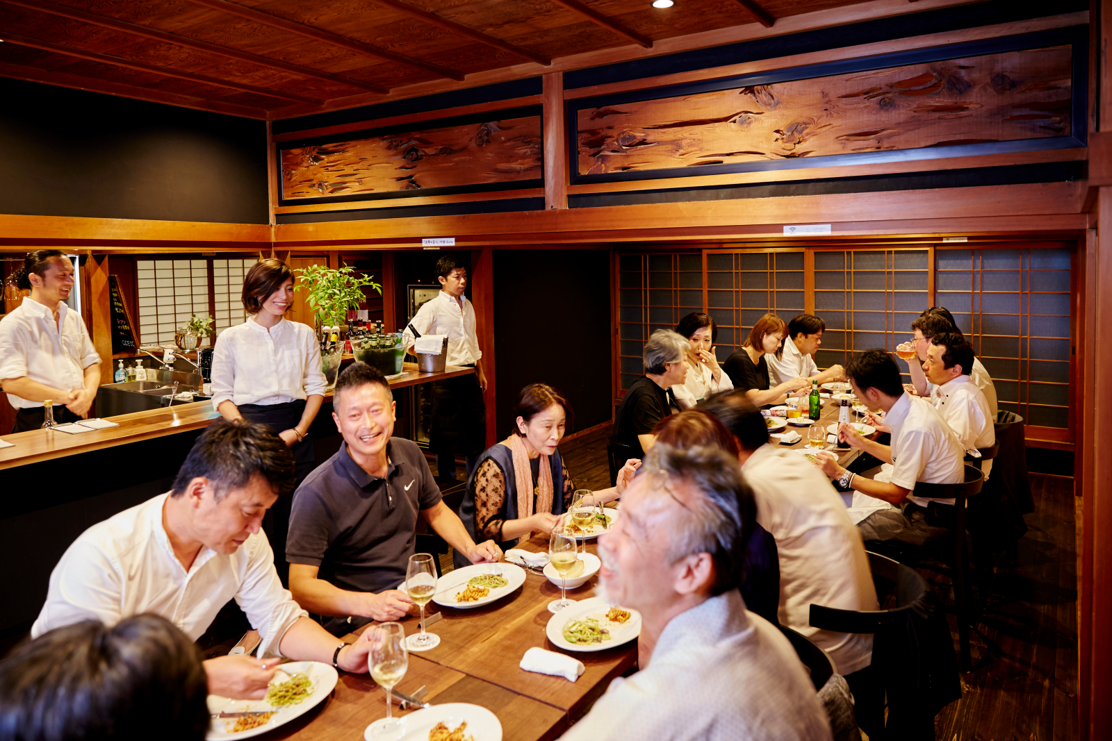 この日は東京からの団体客が。丹後の味に舌鼓を打つ。
