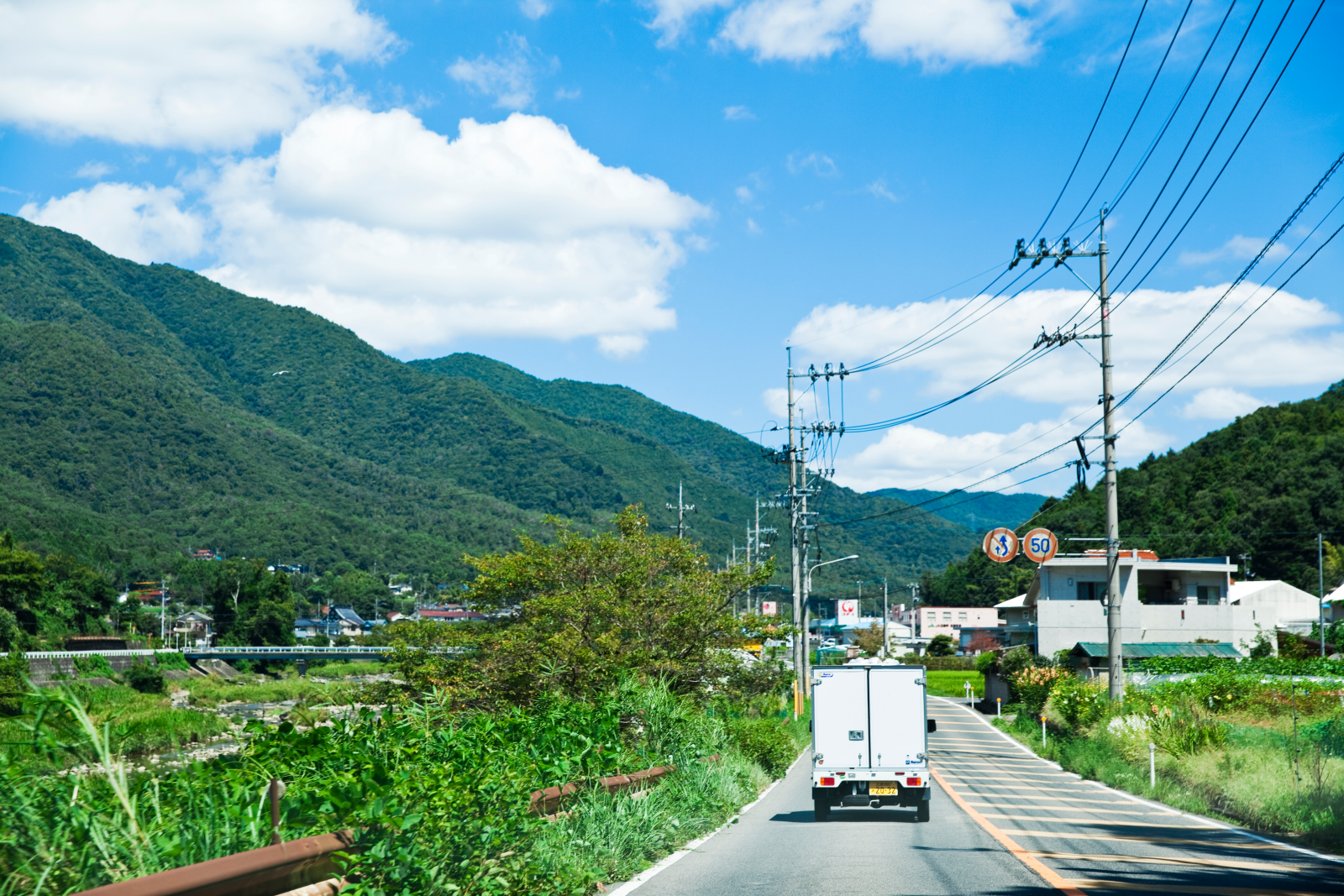 ジビエを仕入れるべく、解体処理場がある東広島市へ向け車を走らせる。30分ほど走ると、景色は山ばかりに。