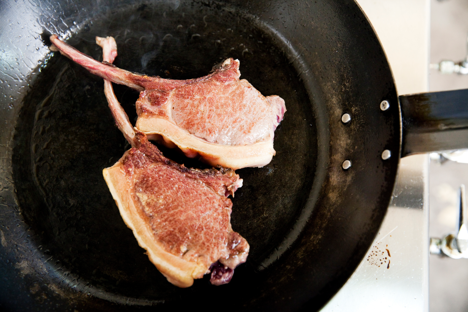 鉄のフライパンで猪肉を焼きはじめると、あたりにジューシーな脂の香りが漂う。