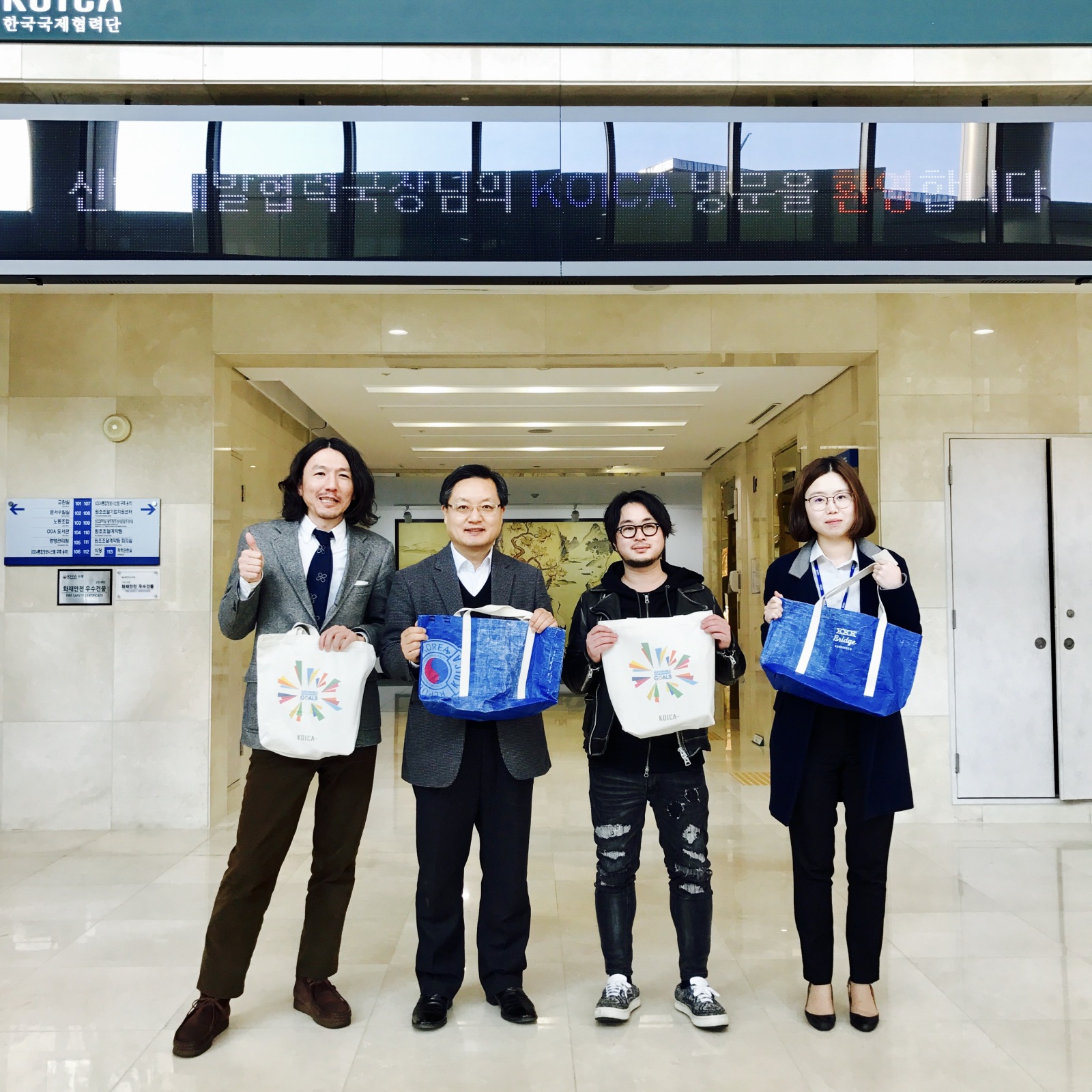韓国から支援でいただいたブルーシートを用いた『BLUE SEED BAG』を寄贈しに韓国を訪れた際の写真