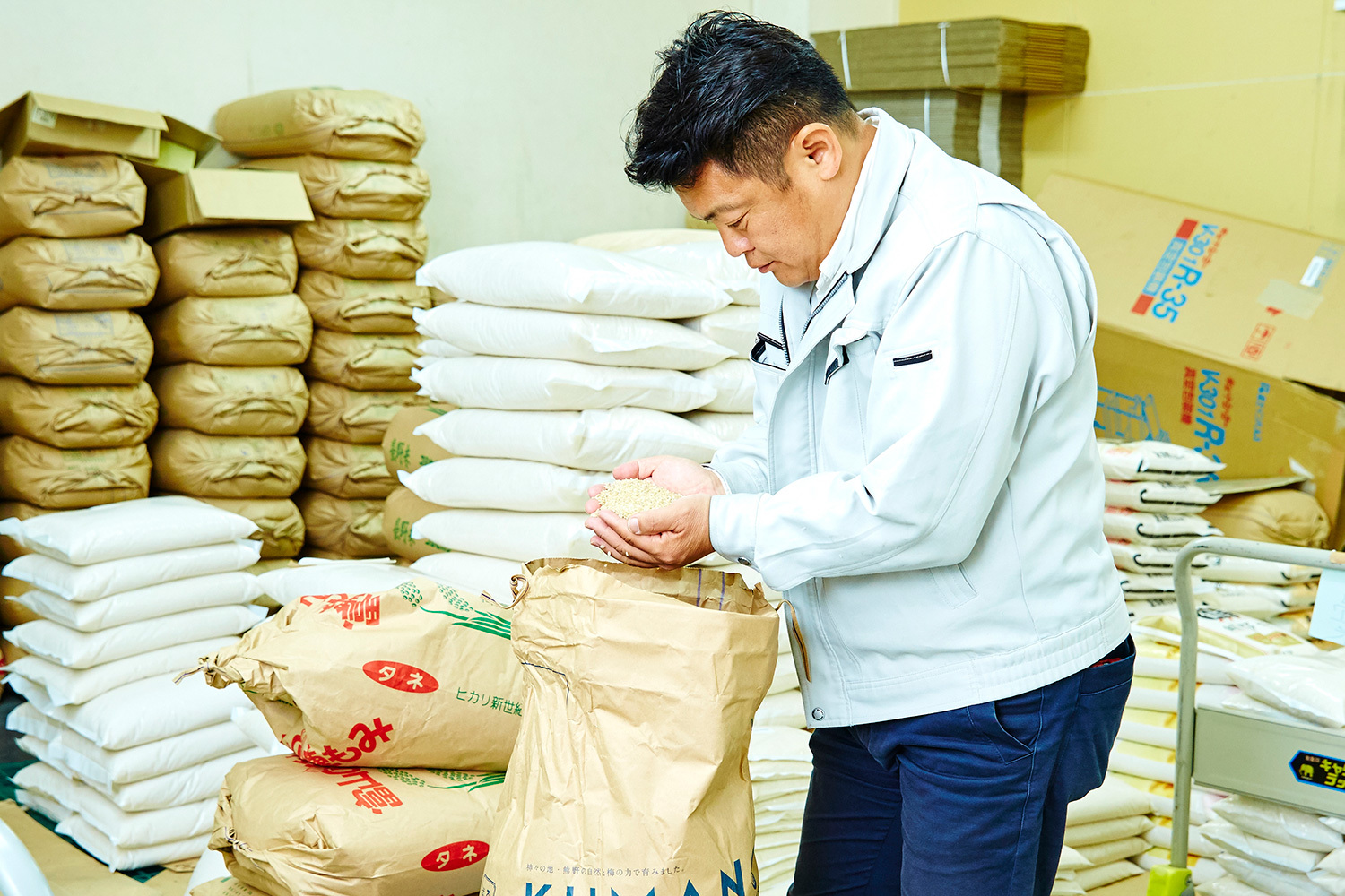 田辺の繁華街『味光路』近くの商店街にある、米屋『たがみ』3代目として今日も働く田上さん。