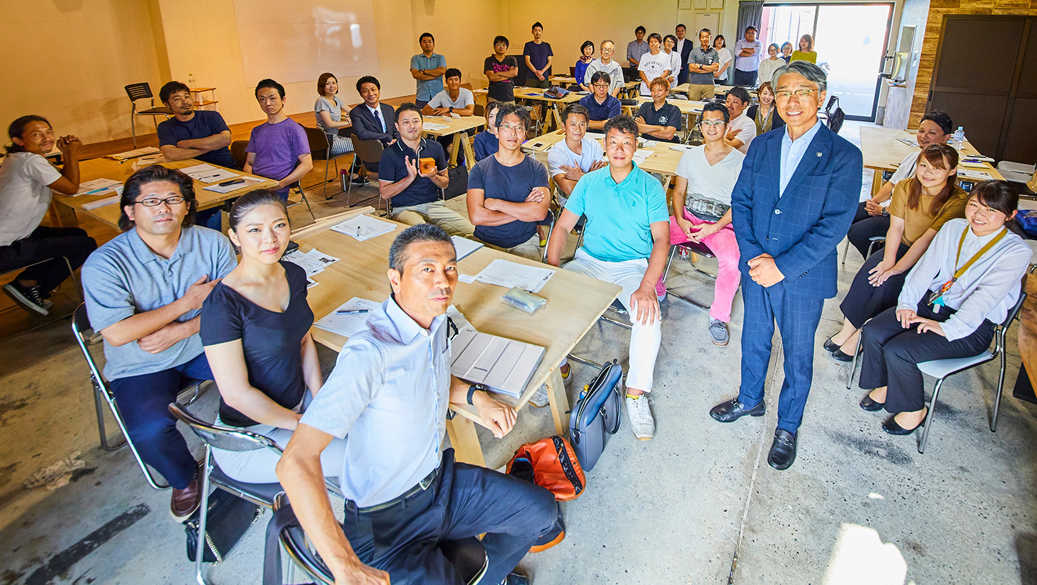 8月18日に開催された「たなべ未来創造塾」で。会場は2期生の石山登啓さんが手がけたコミュニティスペース『シリコンバー(知理混場)』。
