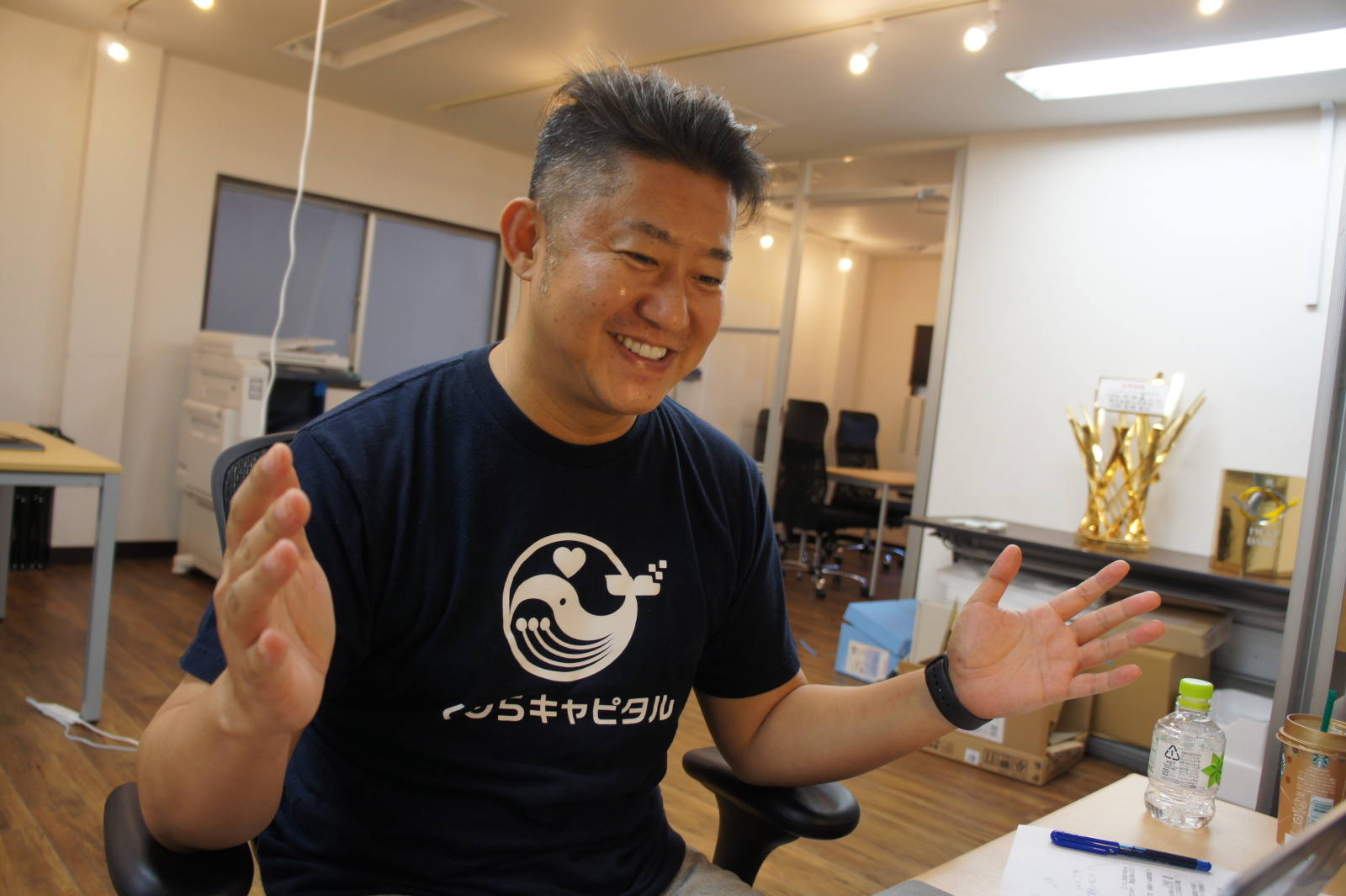 くじらキャピタルオフィスにて(取材はオンラインにて行われた)