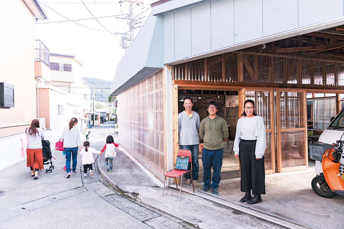「HAPPY TURN/神津島」の新しい拠点のオープン準備を進める、飯島知代さん、中村圭さん、小林正吾郎さん。学校帰りの小学生が立ち寄り、黒板を書くなど、オープン前から風通しがいい場所だ。