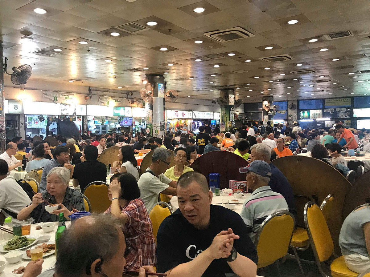 庶民的食堂「街市(ガイシー)」はいつ行っても満員。