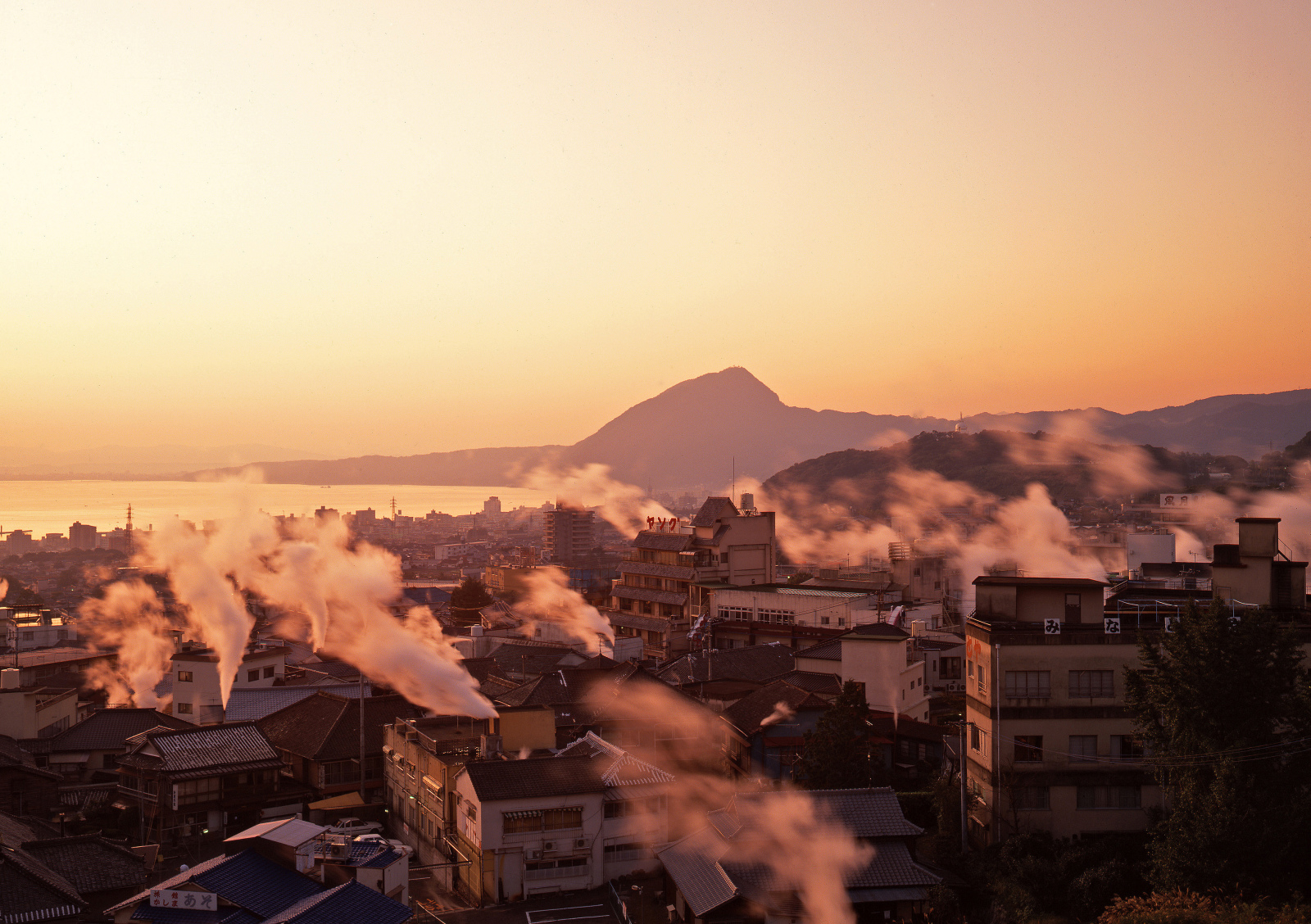 いろいろなところから湯けむりが立ち上る別府の風景