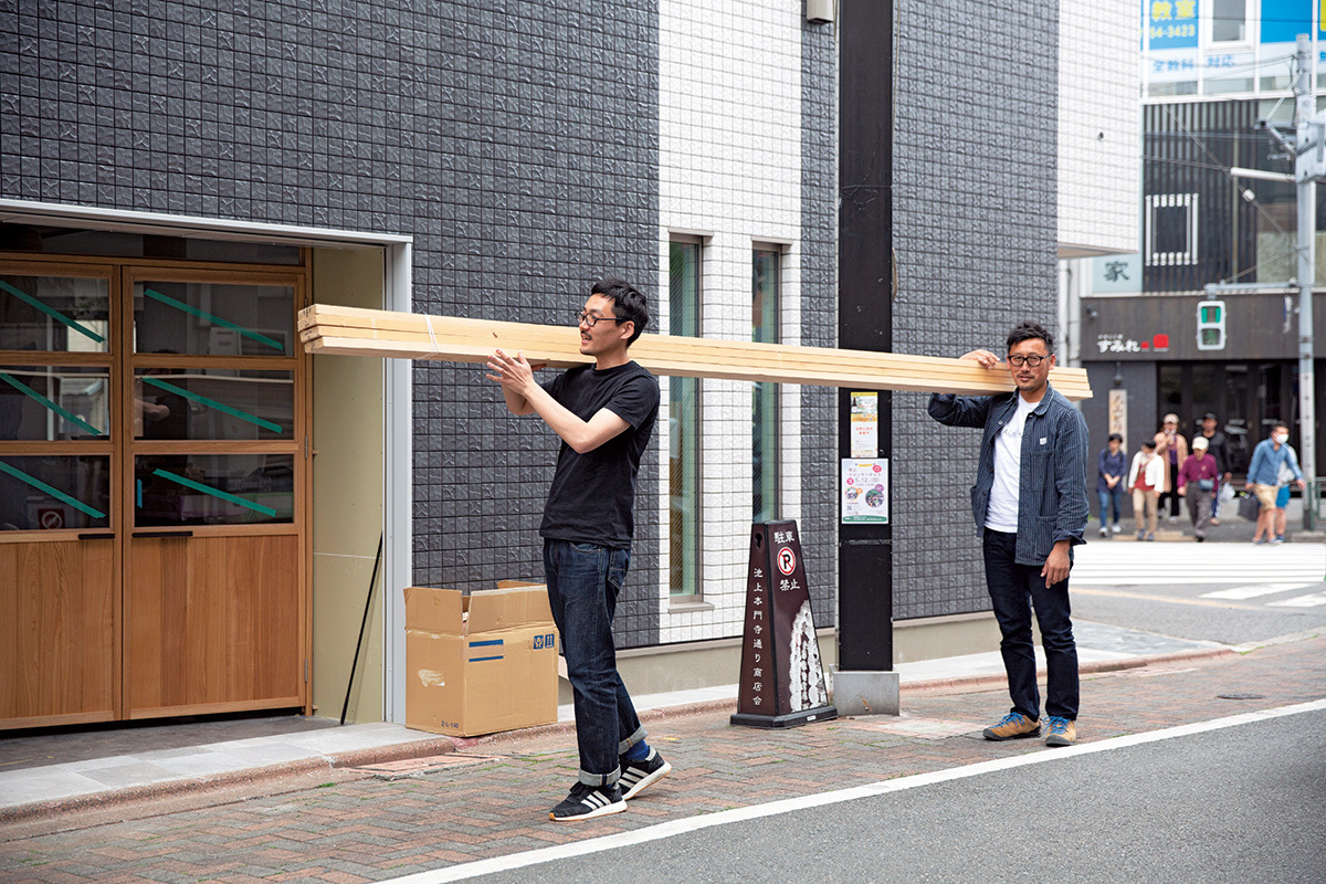施工中の「L PACK.」。材木を運ぶ姿もアーティスティック。『SANDO BY WEMON Projects』は参道に面しているので、施工している様子がよく見える。まちの人たちも、つい声をかけたくなるのだろう。