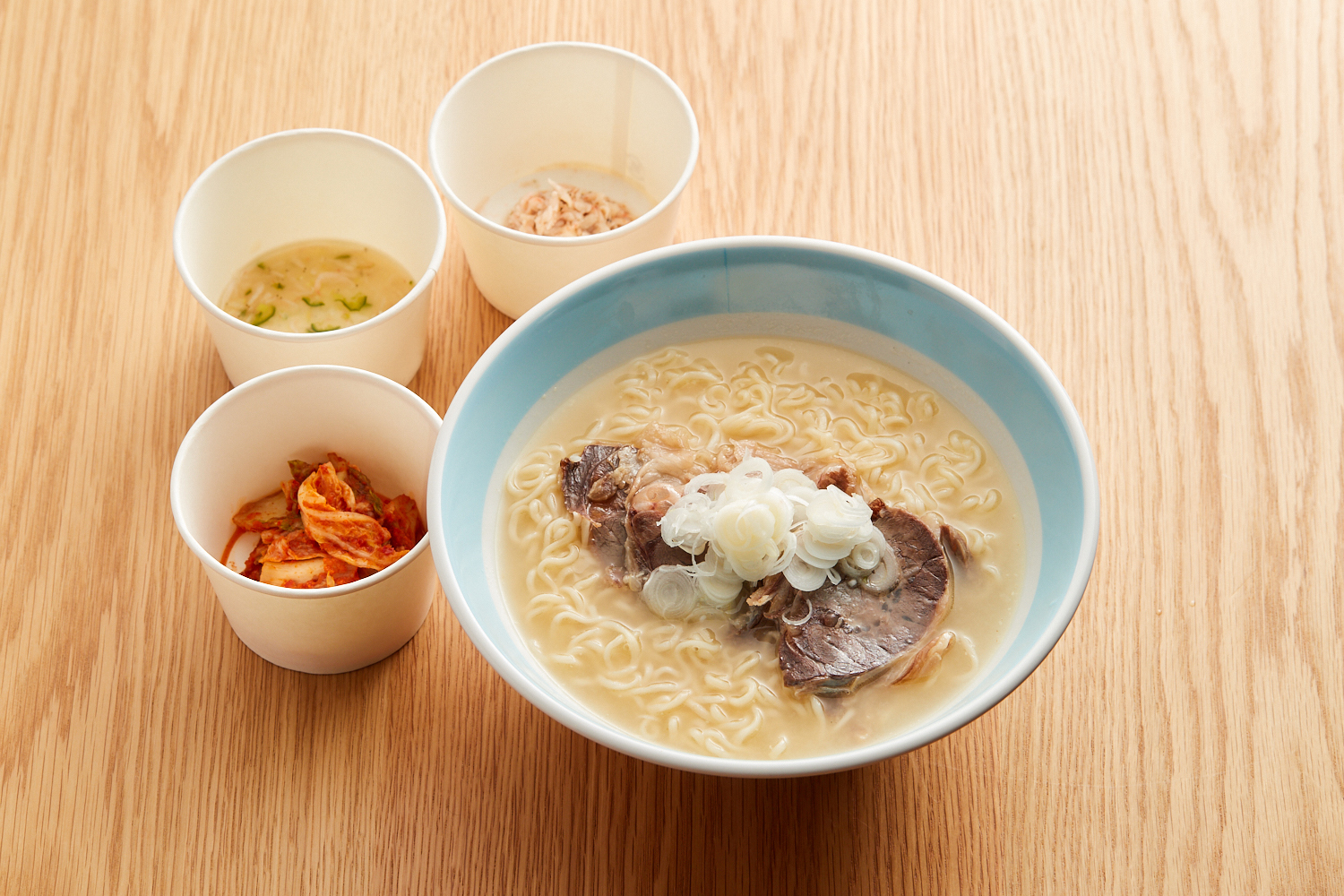 京中式熟成但馬牛スネ肉のソルロンタン「ジャンのキムチとアミの塩辛添え」 1500円 (西岡シェフ)