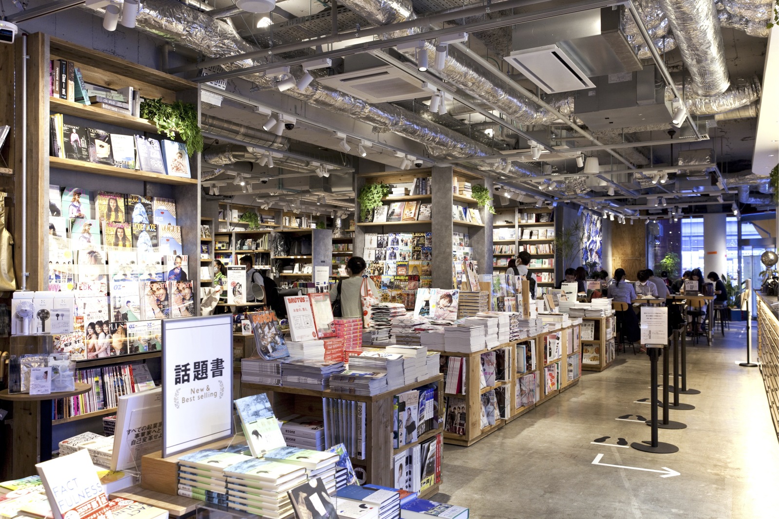1階のBOOK & CAFE。女性誌も多く取りそろえる。