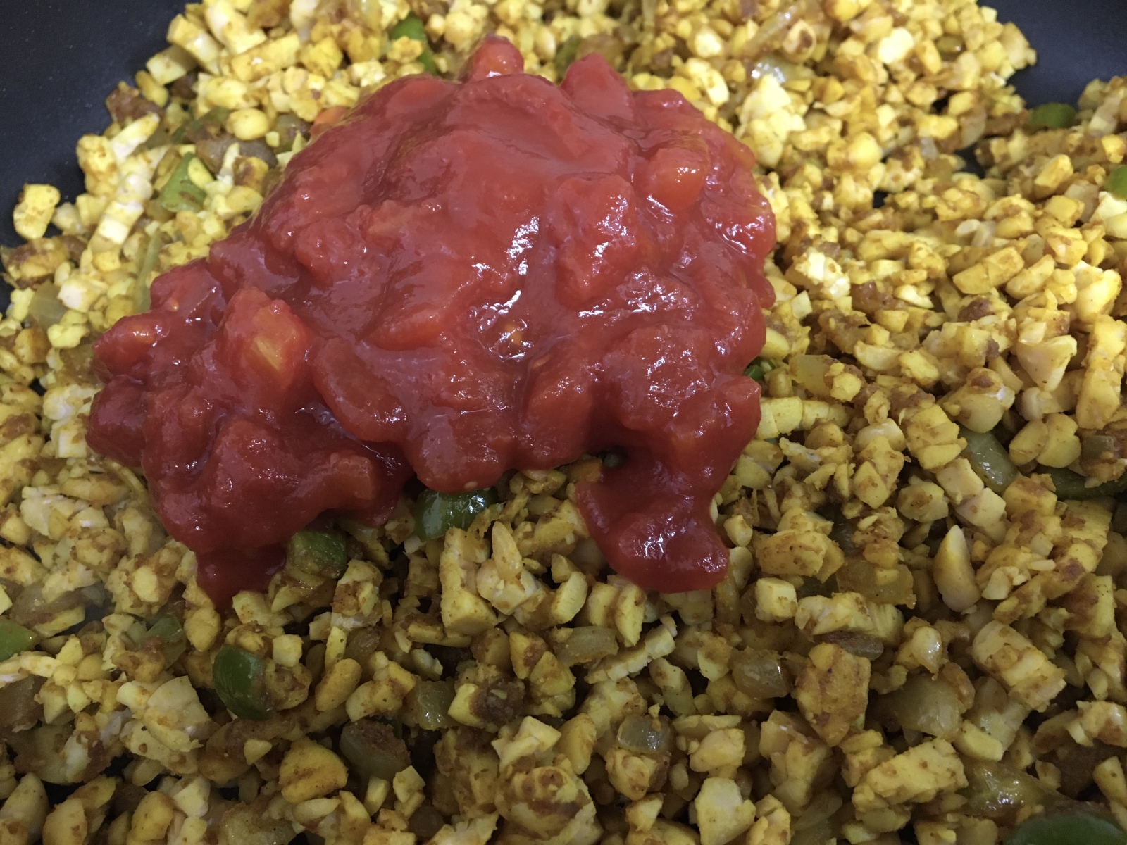 トマト缶を投入