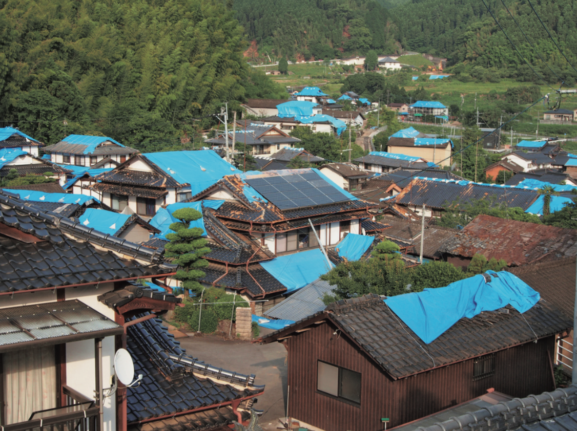 2016年4月に発生した熊本地震では、多くの家の屋根瓦が落ち、ブルーシートで覆われた。上空から見ると、被災地が青一色になったように見えたという。(写真提供:キロクマ)