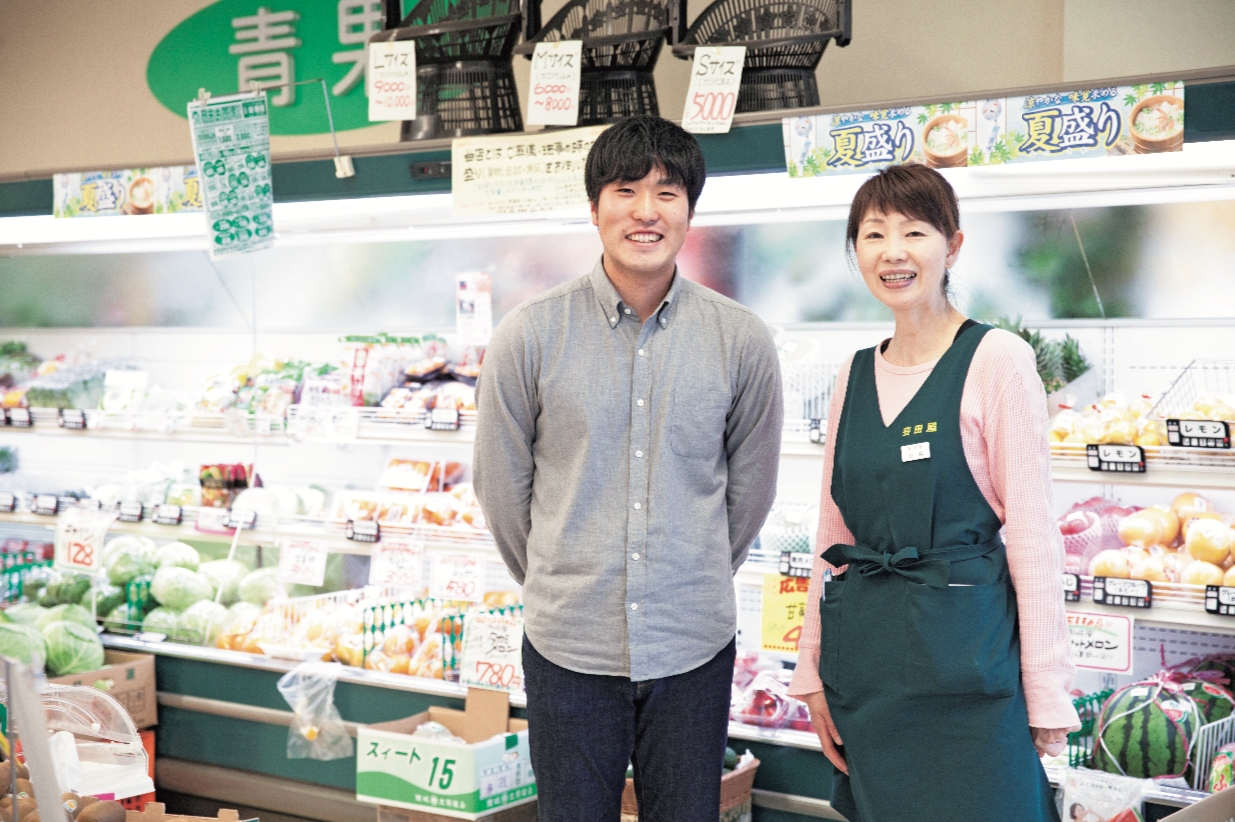 左/山形県出身で新潟大学を休学中のインターン生の仲島さんと、右/『安田屋』専務の山森さん。