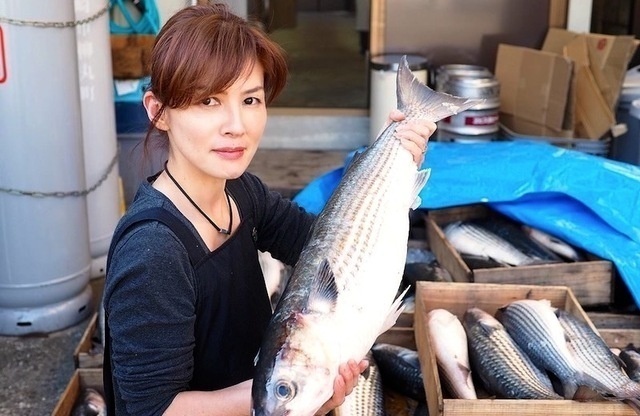 鮮度・品質の良い原料を仕入れるために産地にも足を運ぶ小濱さん