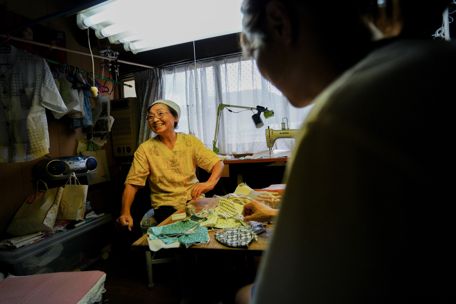 まちなかでたまたま出会った、洋裁屋のかわいいおばあちゃん。手づくりのマスクをいただいた。