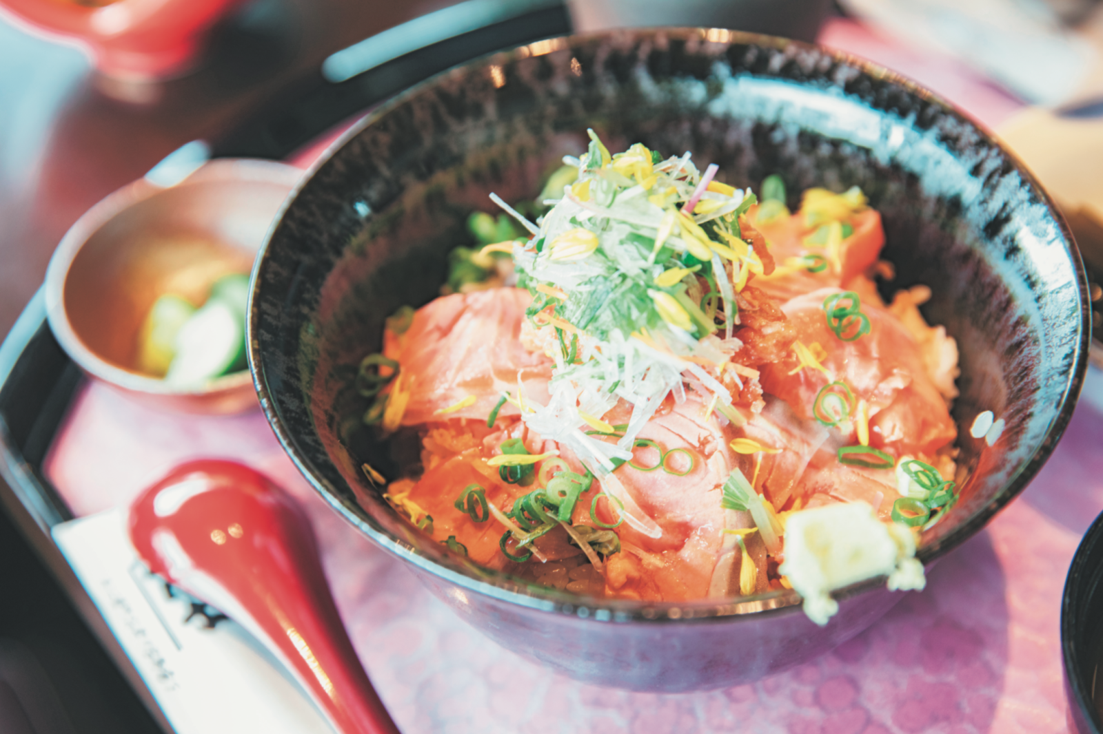 『志のや』の7月までの限定メニュー、銀鮭炙り丼。半分はそのまま、半分はつゆをかけて。うまい! 四季によって変わる「キラキラ丼」も人気。