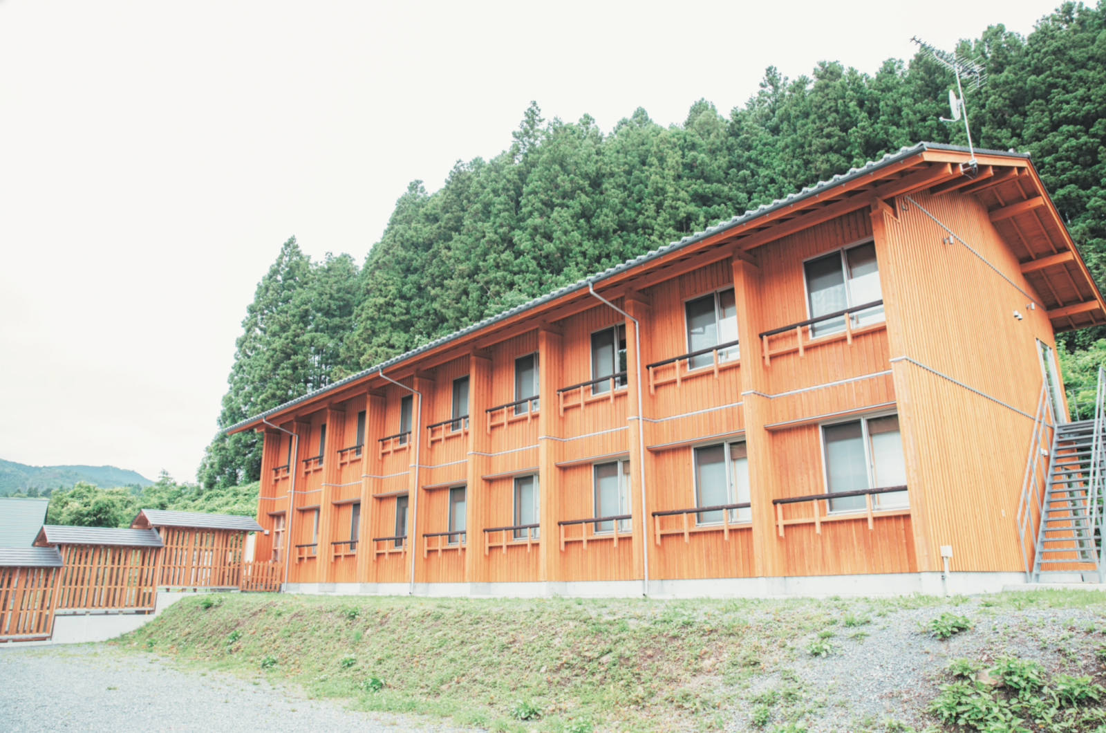 『南三陸研修センター』が運営する宿泊研修施設『南三陸まなびの里いりやど』。南三陸杉がふんだんに使われている。一般客も泊まれる。