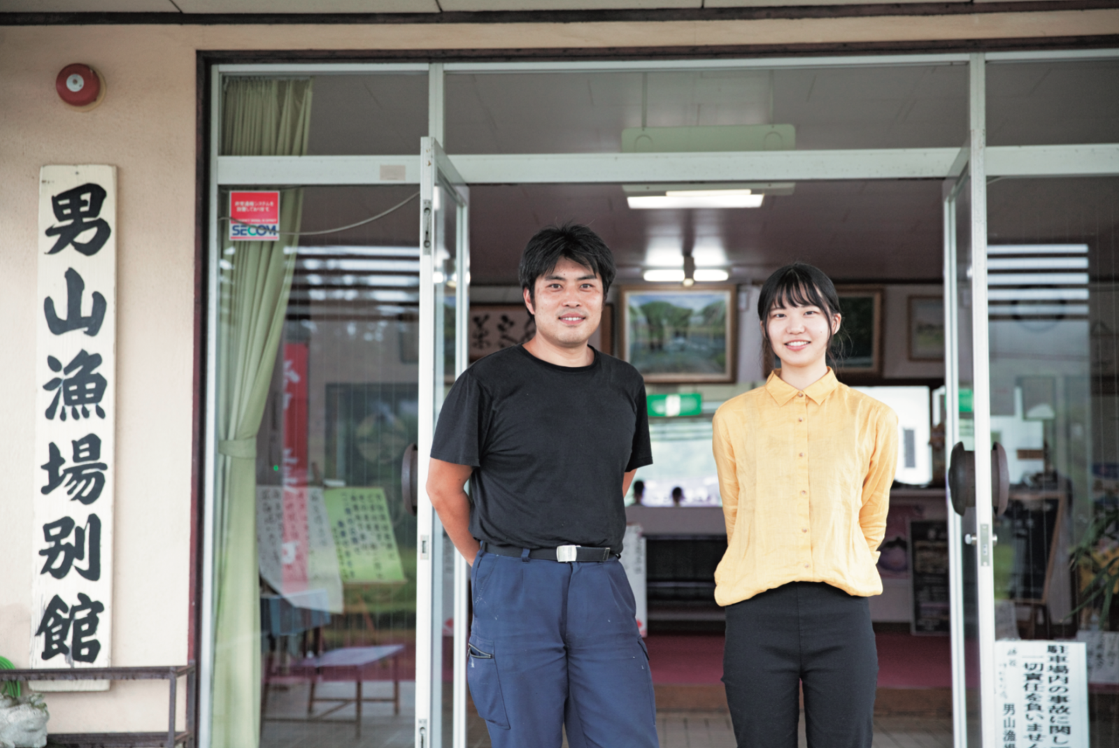 千葉県出身で法政大学休学中のインターン生の園部さん(右)と、『川口やな 男山漁場』の関さん(左)。