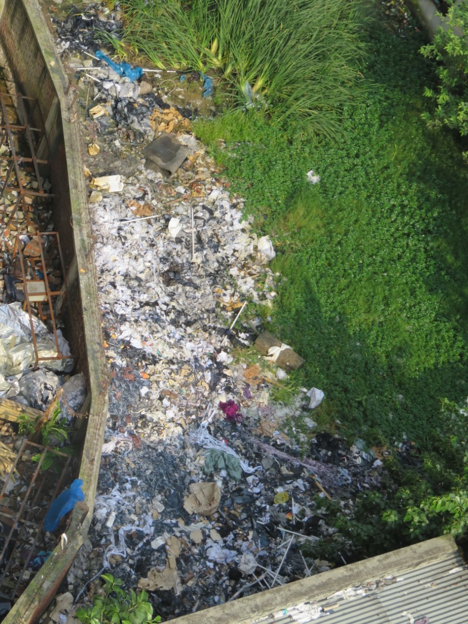 廃棄された布が工場から排出される様子(バングラデシュで撮影)