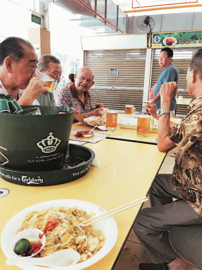 本日の相席はおじさまたちのホーカー宴会。