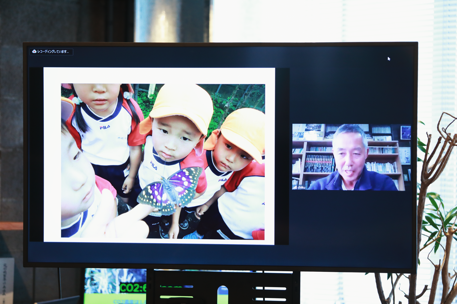 23年前に東京から移住した知久賢治さん(右)が園長を務める『すぎの子幼稚園』。園児たちは国蝶のオオムラサキを飼育し、成長過程を観察する。