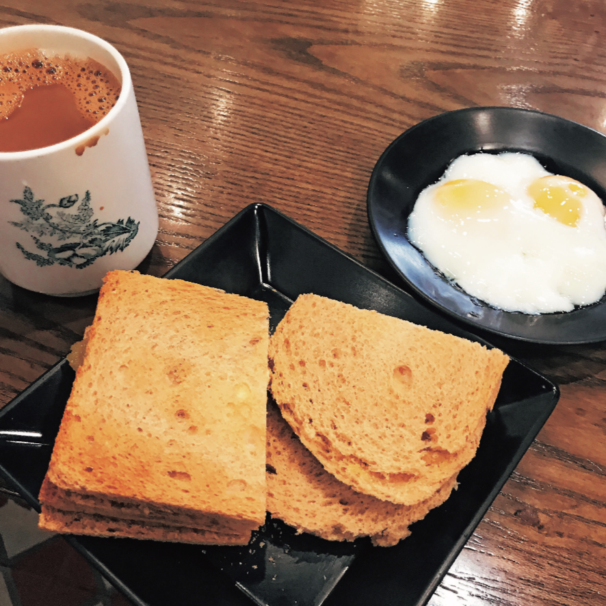 カヤトーストは温泉卵付き。黒酢を少しかけて食べても、パンをディップしてもよし。