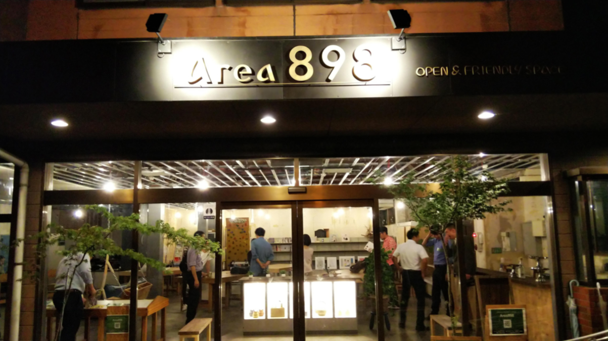 「みんなで居心地のいい場所を」をコンセプトに、ボランティアで空き店舗を改修した『オープン&フレンドリースペース エリア898』。