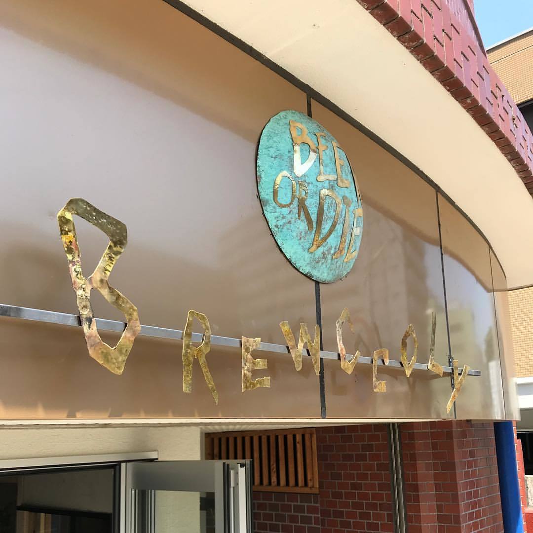 BREWCCOLYの看板