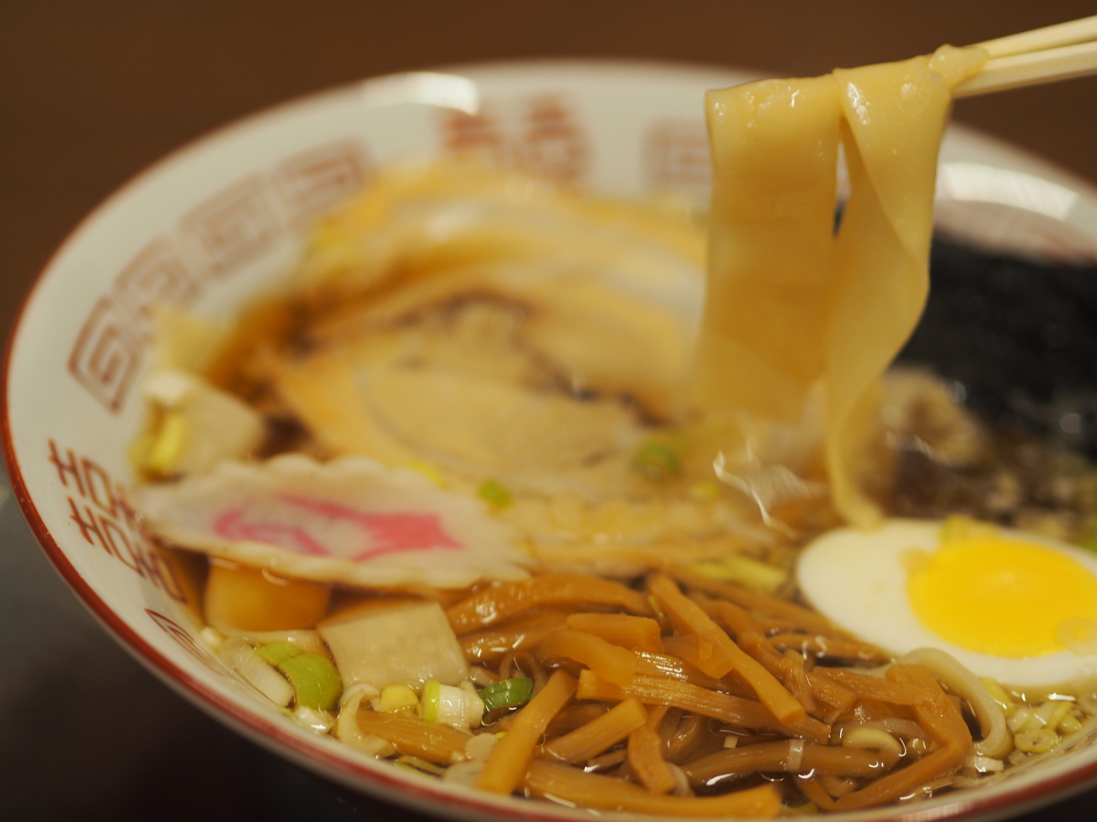 通常のほうとうよりも薄く伸ばされた麺。きしめんよりは厚い。本来ならクタクタにまで煮込まれる麺だが、パッと湯切ってスープへIN。