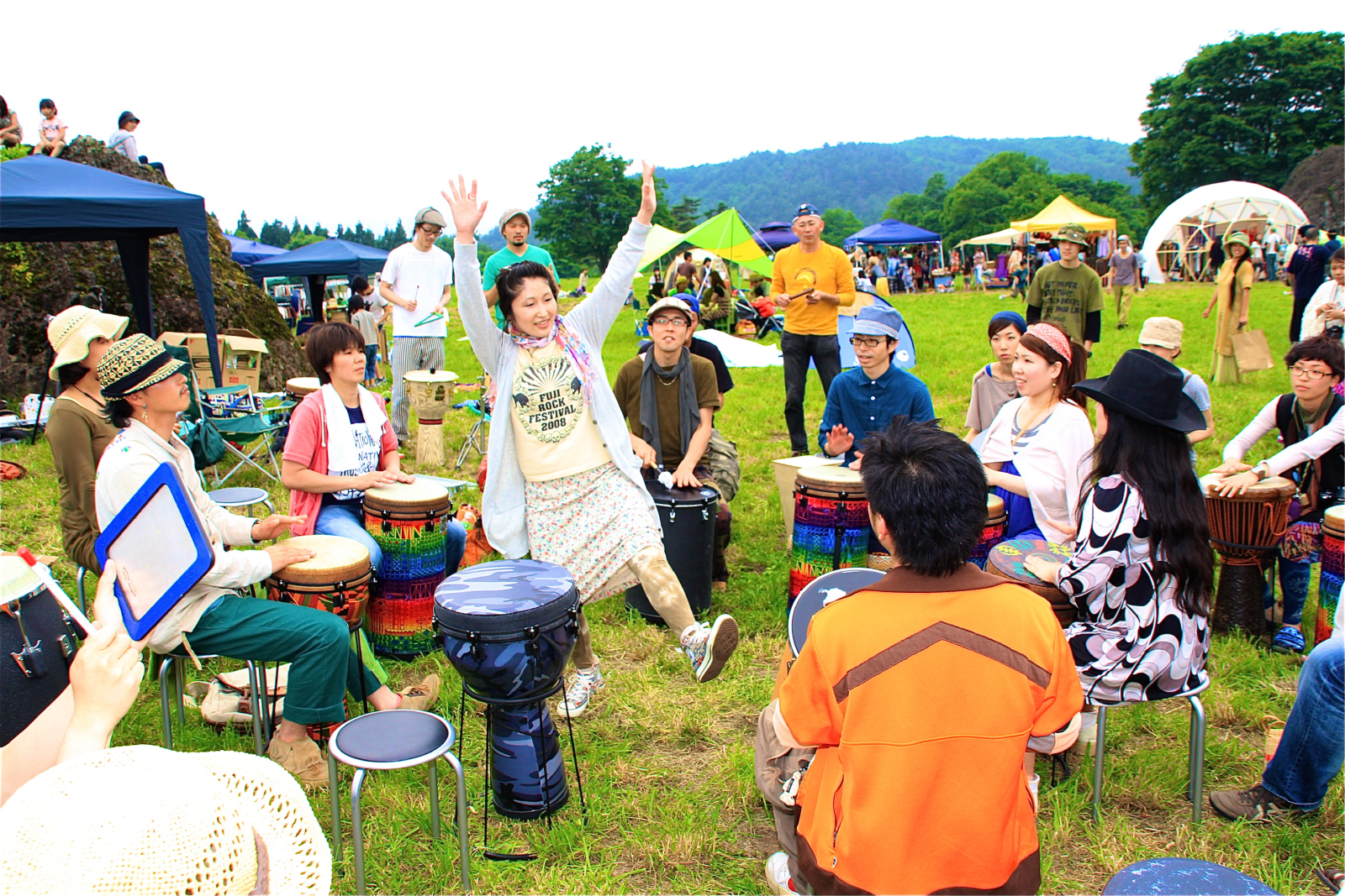 六呂師高原で開催した「心灯」のひとコマ。ジャンベを叩いて盛り上がった。(写真提供:長谷川和俊)