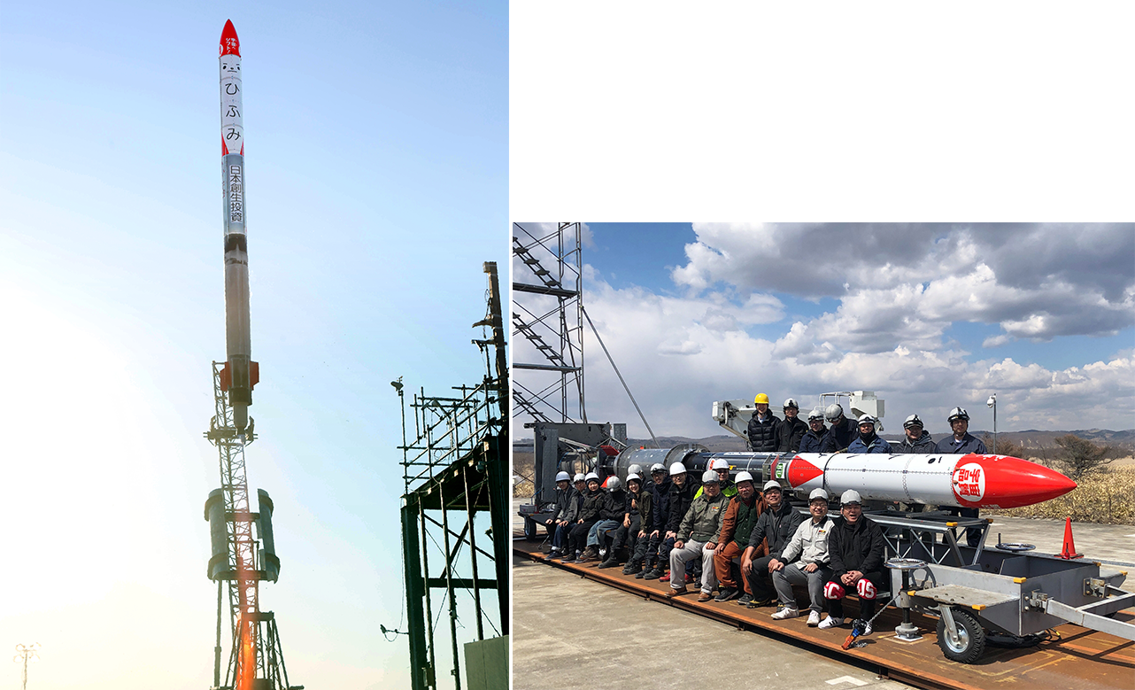 右/発射直前の「MOMO3号機」と社員たち。現在、ISTは総勢約20人の技術者集団だ。 左/スポンサー企業の名称が目を引く小型観測ロケット「MOMO」シリーズ。3号機は宇宙に到達し、目標とする量産に向けて貴重な実証を得ることができた。