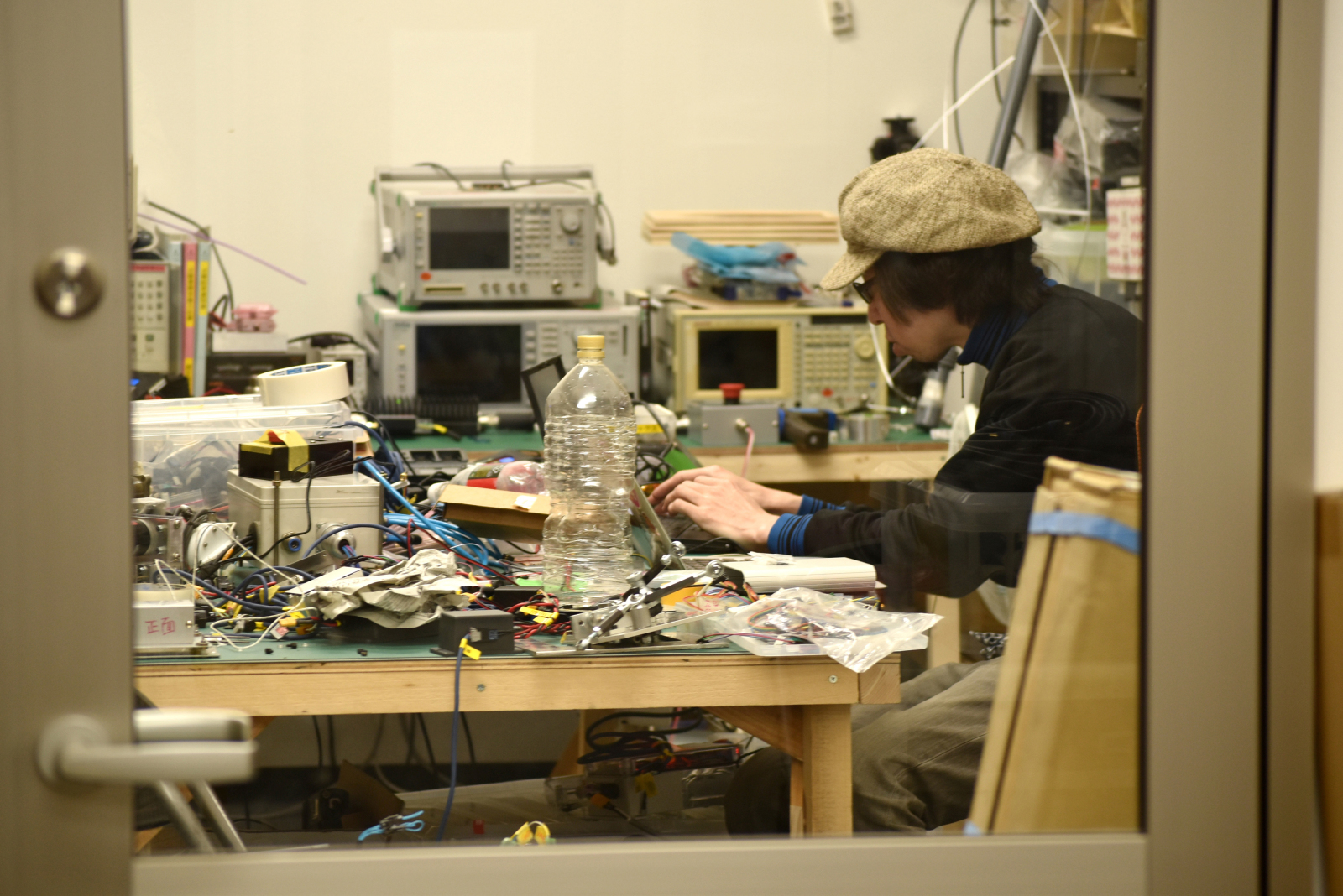 浦安市の工場では、電子機器がつくられている。