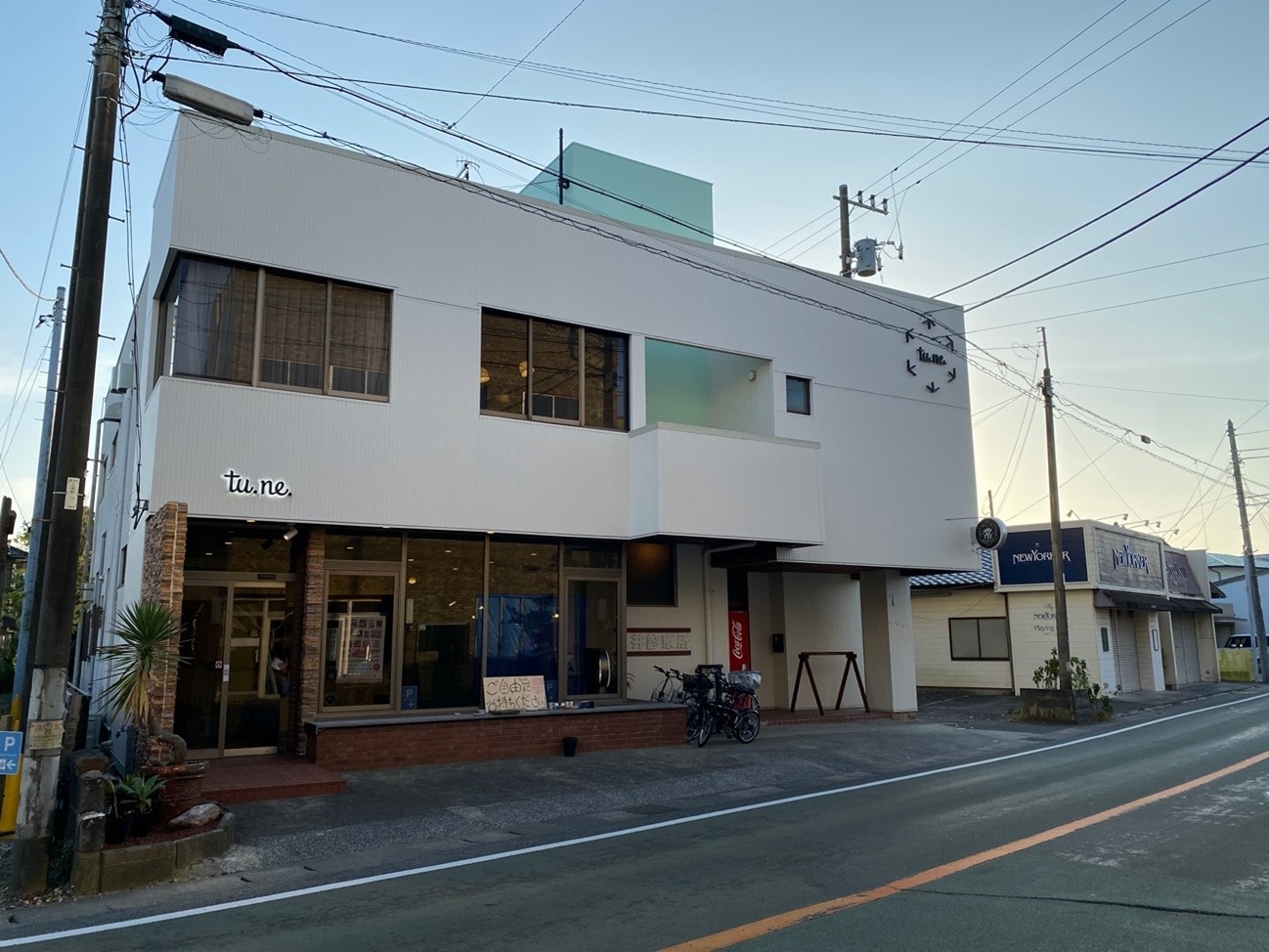 館山駅から徒歩7分の距離に位置するtu.ne.Hostel(ツネホステル)。取材当日も、大阪から1人で館山を訪れた若い男性客が宿泊していた