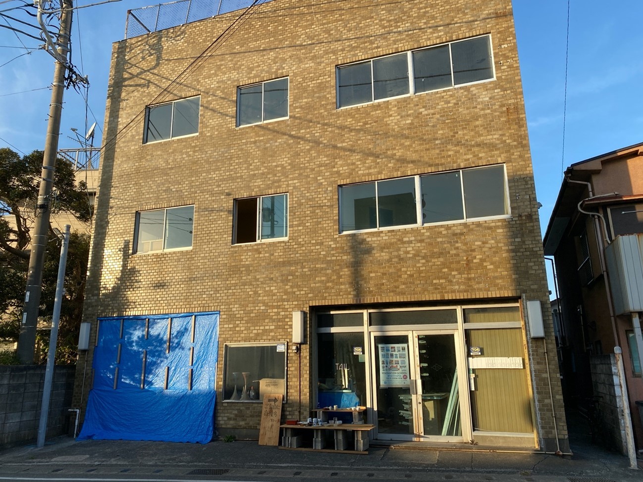 tu.ne.Hostel別館が入る予定の建物。1階は別の大家さんが営むクラフトジンのお店、ホステル別館は2階にできる予定。年明けの開業に向け、リノベーションが急ピッチで進んでいる