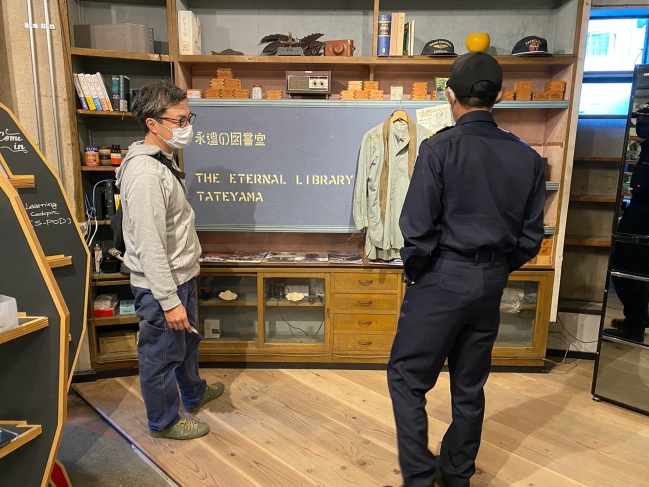 「永遠の図書室」を案内してくれる漆原さんと藤本さん