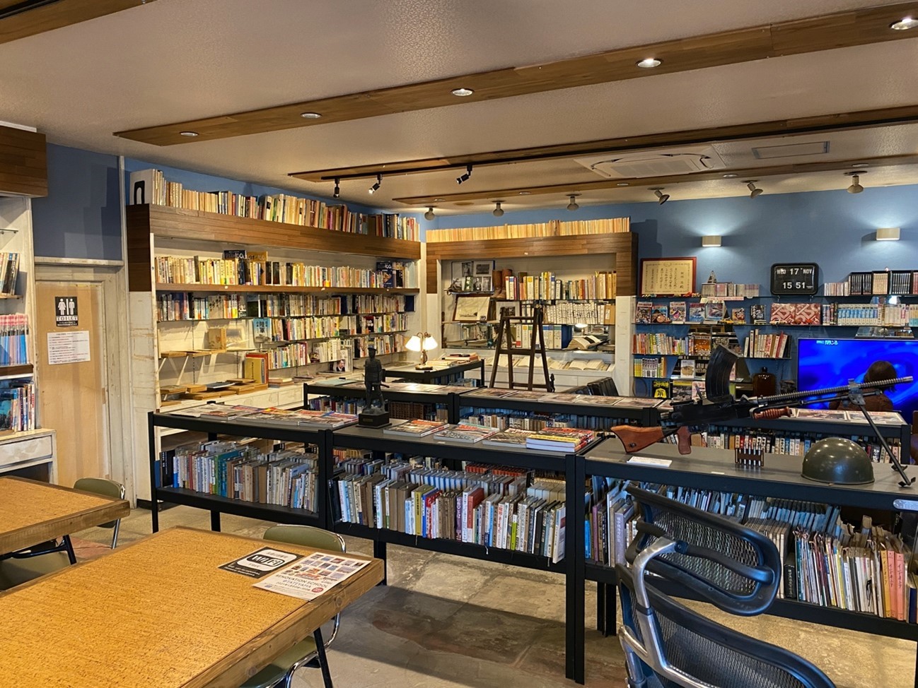 「永遠の図書室」の内部。旧陸軍の九九式軽機関銃(写真右端)レプリカの展示もあり、ミリタリー好きな筆者は大興奮