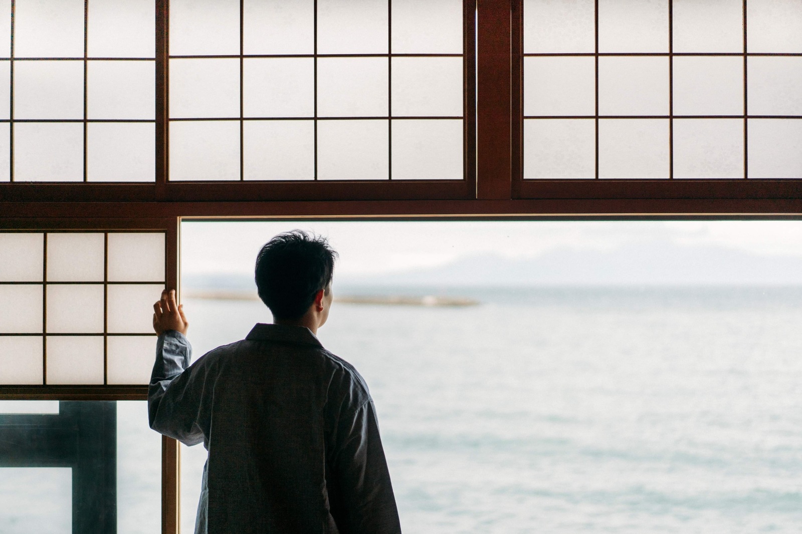 月と海、窓の景色